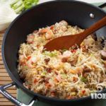 Рис с овощами, укропом и креветками