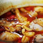 Курица с помидорами и чесноком