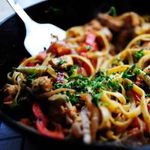 Макароны с курицей и овощами