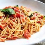 Паста с соусом из сыра и томатов