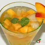 Коктейль с персиками и мятой