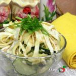 Овощной салат с курицей и омлетом