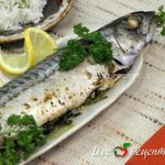 Скумбрия, запеченная с зеленью и чесноком