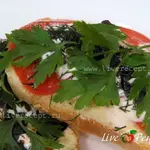 Бутерброды с луком, помидорами и зеленью
