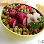 Винегрет с грибами и горошком