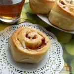 Булочки с яблоками и сливами