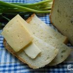 Хлеб с сыром и зеленым луком