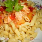 Куриное филе тушеное в соусе с овощами