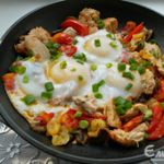 Курица с овощами и глазуньей