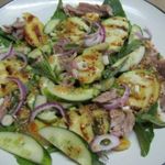 Теплый салат и свинины картофеля и кабачка