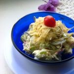 Салат с луком пореем и виноградом