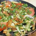 Картофель жаренный на сале с зеленью и помидорами