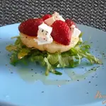Салат с рукколой и клубникой