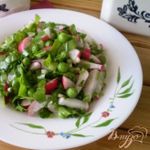 Салат из редиса, шпината и зеленого горошка