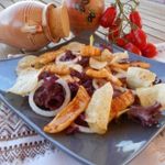 Салат с кальмарами и картофельными чипсами