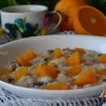 Овсяная каша с изюмом и кусочками апельсина