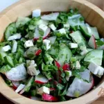 Салат с редисом огурцом и брынзой