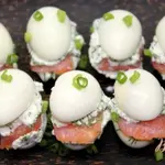 Закуска с лососем и перепелиными яйцами