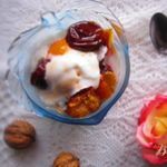 Запеченные сливы с ванильным мороженным