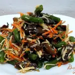 Салат со спаржевой фасолью и грибами
