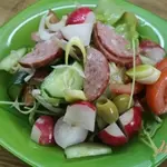 Легкий овощной салат с рукколой и салями