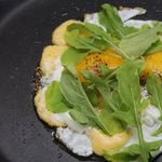 Глазунья с сыром и рукколой