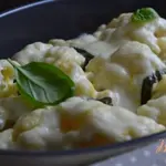 Запеканка из цветной капусты с базиликом
