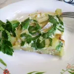 Картофель с луком, яйцом и шпинатом