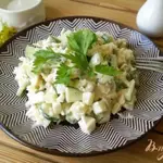 Салат с отварной рыбой, сыром и горошком