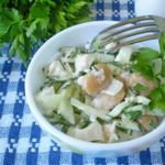 Салат с курицей гриль, фасолью и свежими огурцами