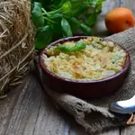 Крамбл с абрикосами и базиликом
