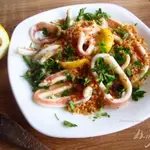 Кальмар с лимонами и хлебной крошкой