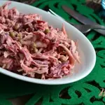 Капустный салат с отварной свеклой
