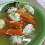 Суп на свиных костях с клецками из манки