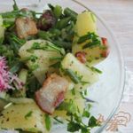Теплый картофельный салат с фасолью