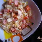 Салат с рисом, копчеными сосисками и маринованным луком