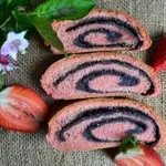 Клубничный рулет с маково-ореховой начинкой