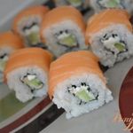 Роллы с копченым лососем и огурцом