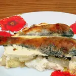 Караси в сметанной заливке с чесноком.