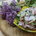 Салат с овощей  и ветчины с луком - пореем