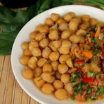 Нут с овощами и чесноком