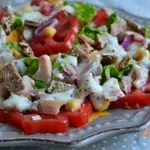 Салат с помидорами,  копченой курицей ,сыром и нутом +соус