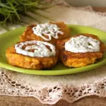 Морковно-яблочные оладьи с изюмом