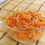 Морковный салат с орехами и чесноком