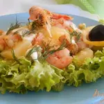 Салат с креветками и ананасом