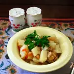Картошка , тушеная с курицей в кастрюле