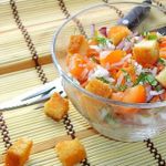 Рисовый салат с овощами и гренками