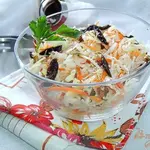Овощной салат с рисом,черносливом и орехами