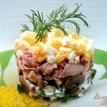 Салат из черемши, копч. окорочка и грибов.