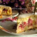 Постная шарлотка с малиной и яблоками